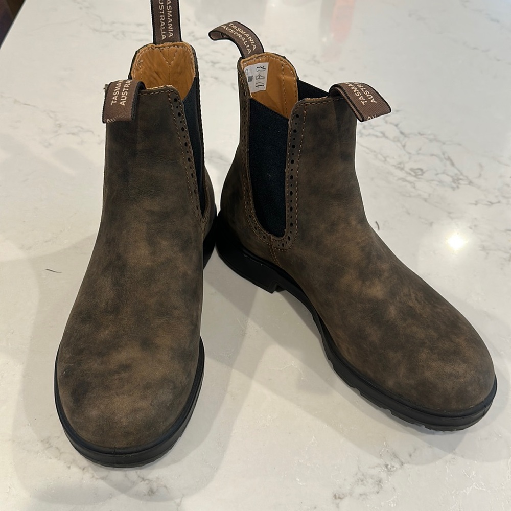 BASICALLY BRAND NEW BLUNDSTONES